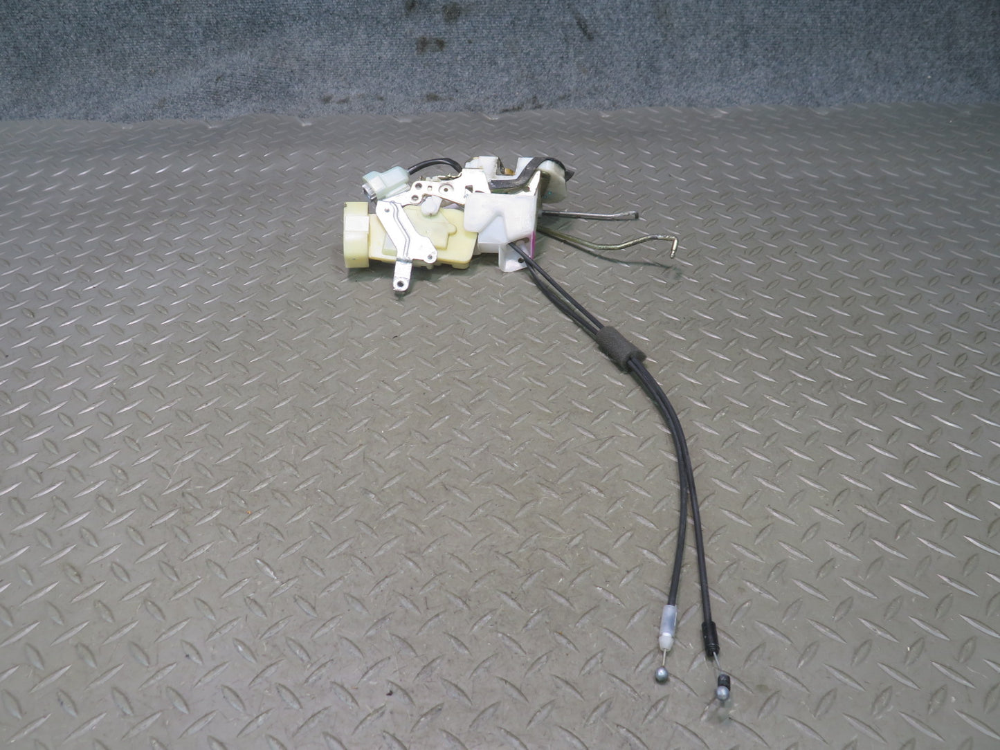 01-05 Lexus UZS160 GS300 GS430 Front Left Driver Door Lock Latch Actuator OEM