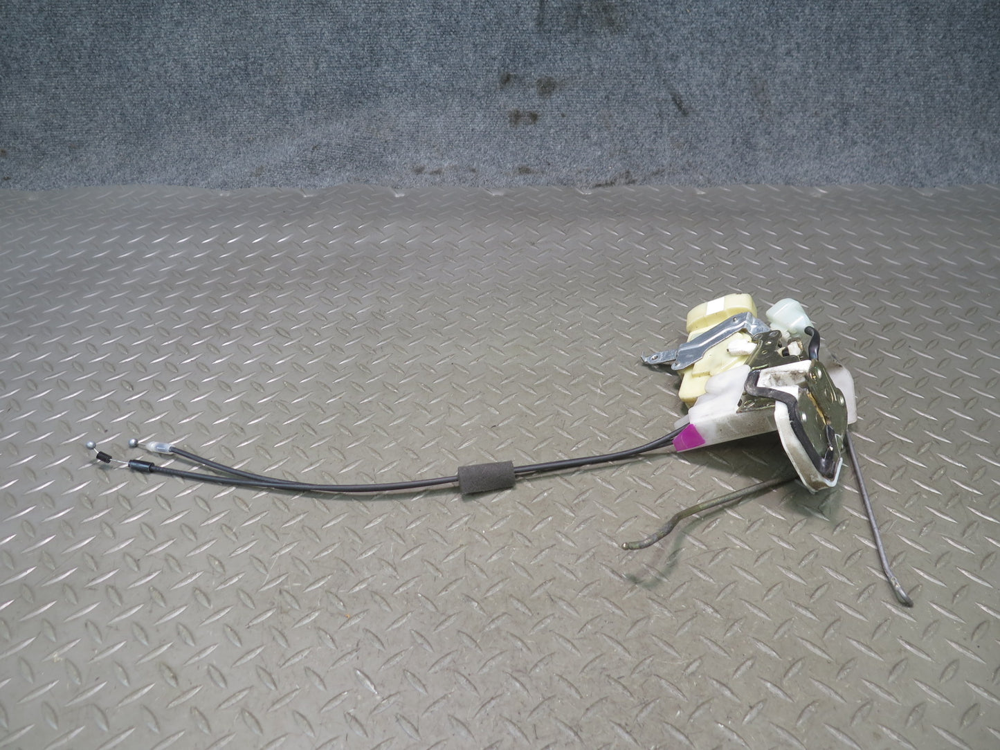 01-05 Lexus UZS160 GS300 GS430 Front Left Driver Door Lock Latch Actuator OEM