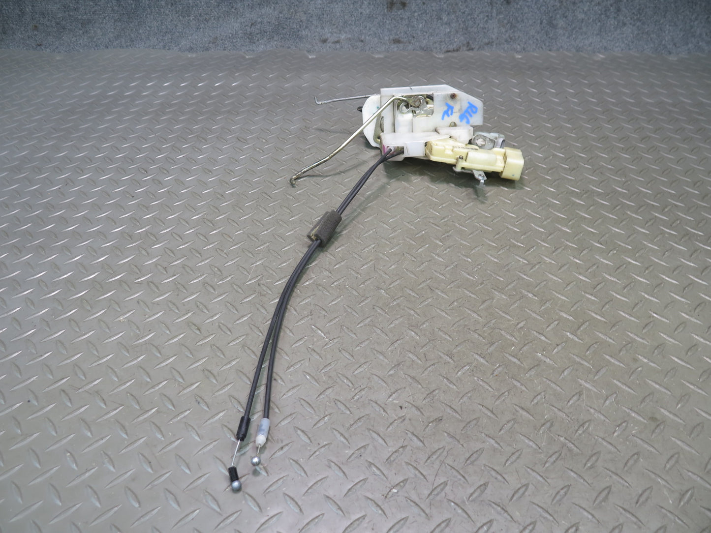 01-05 Lexus UZS160 GS300 GS430 Front Left Driver Door Lock Latch Actuator OEM