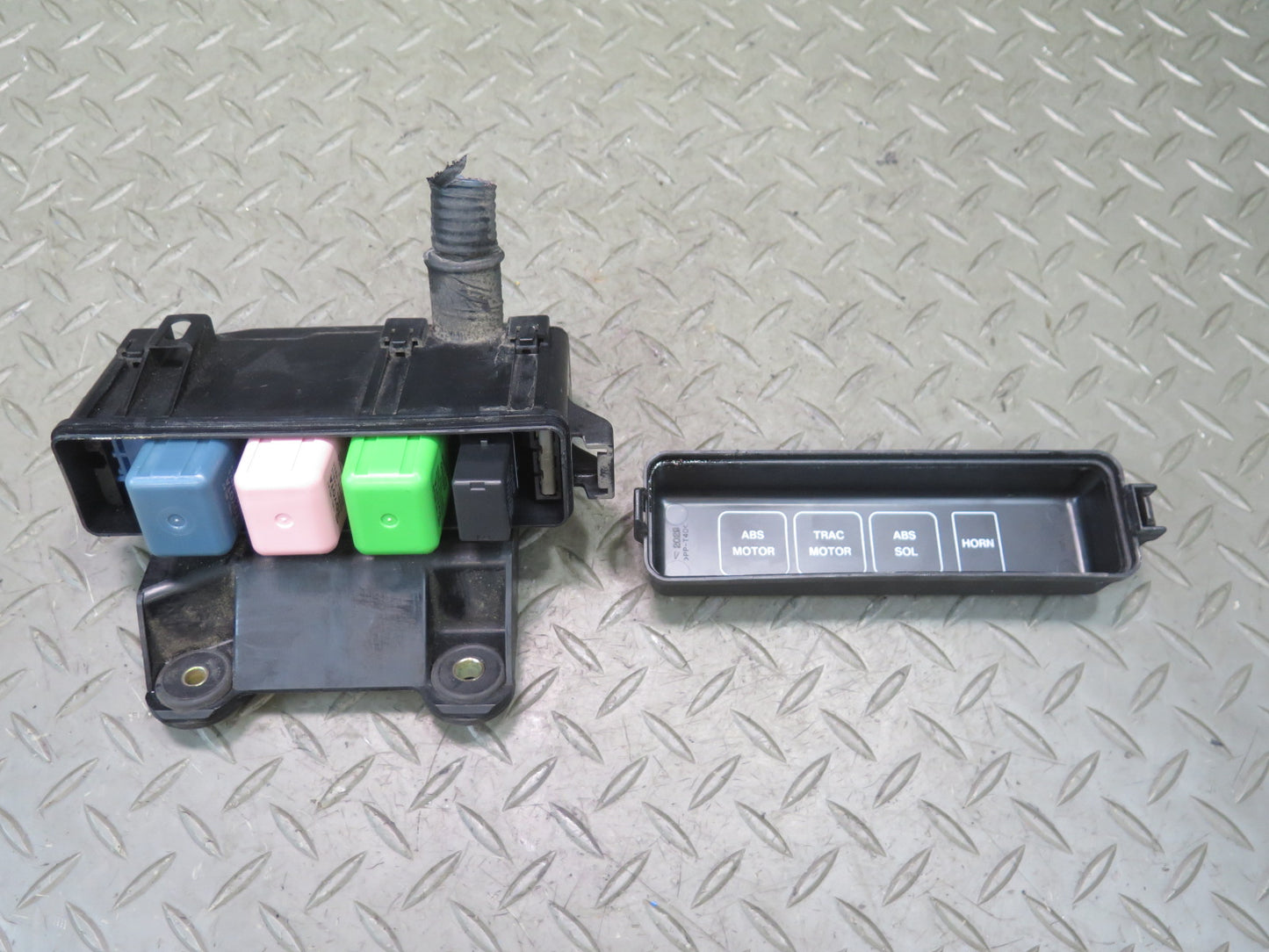 01-05 Lexus JZS160 GS430 Underhood Fuse Relay Box 3138XA2 OEM