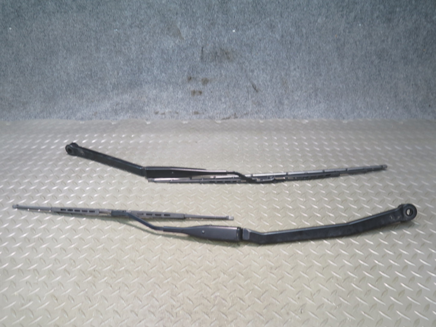 98-05 Lexus UZS160 GS300 GS400 GS430 Set of 2 Front Left & Right Wiper Arm OEM