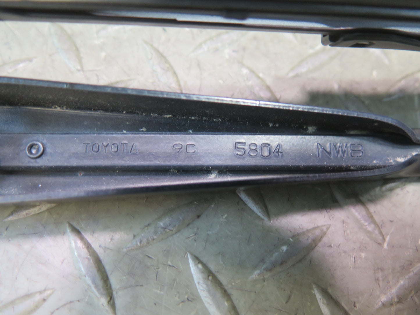 98-05 Lexus UZS160 GS300 GS400 GS430 Set of 2 Front Left & Right Wiper Arm OEM