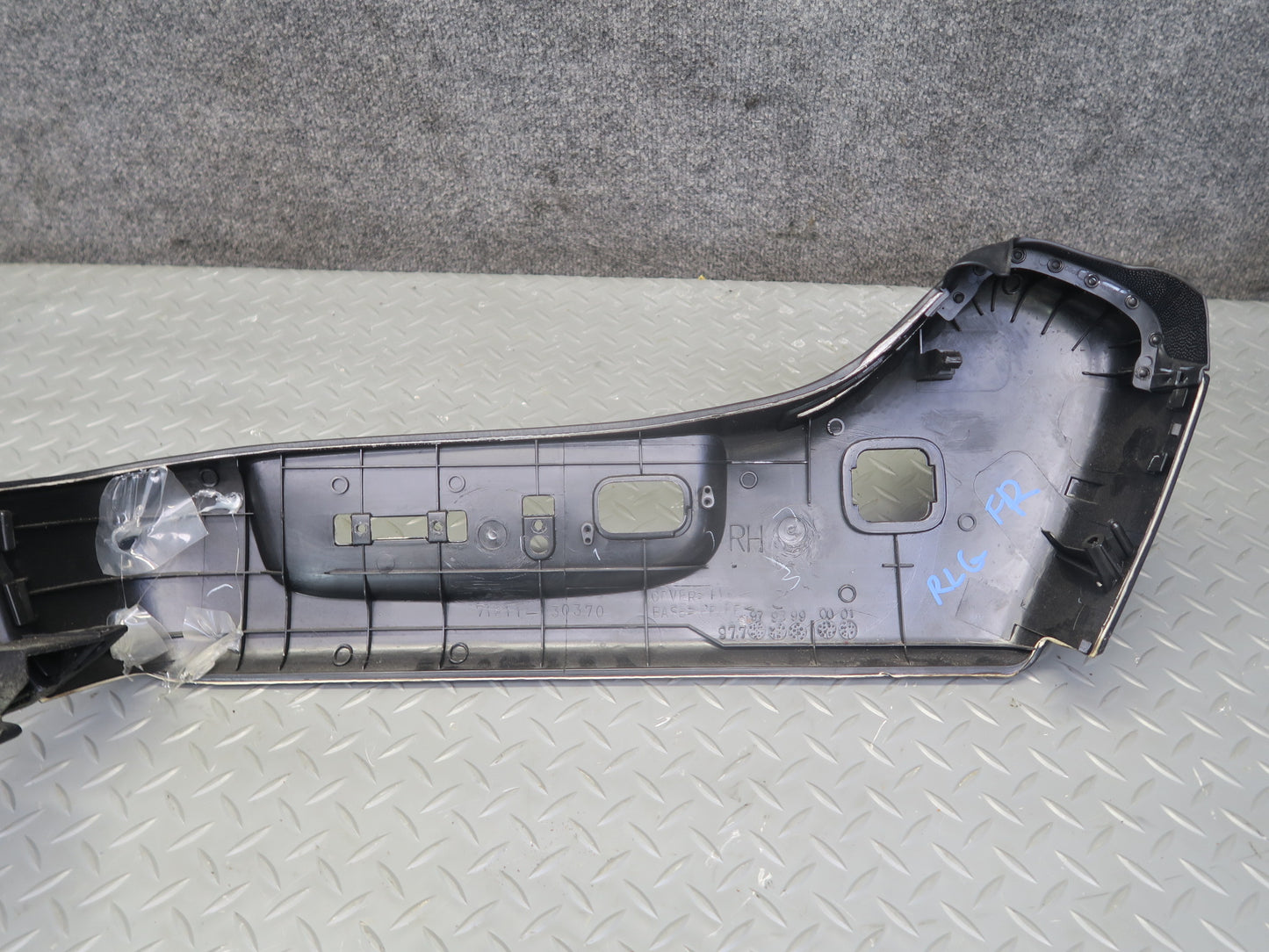 01-05 Lexus UZS160 GS300 GS430 Front Right Seat Trim Cover Panel Black OEM