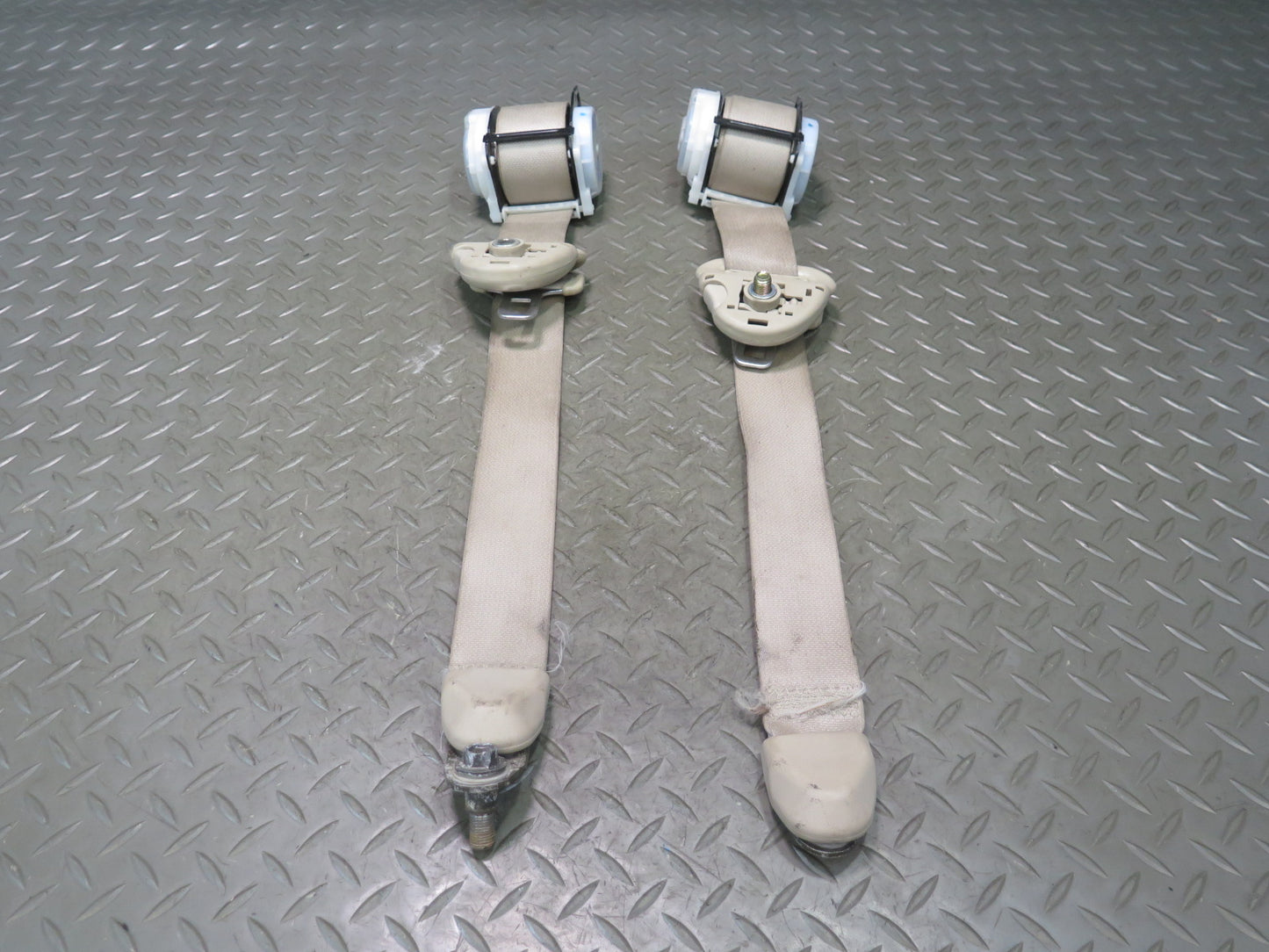 03-05 LEXUS LX470 REAR 2ND ROW RIGHT & LEFT SIDE SEATBELT RETRACTOR SET OEM