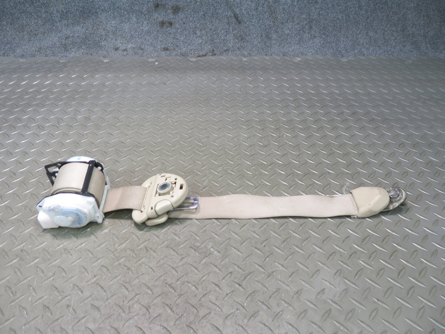 03-05 LEXUS LX470 REAR 2ND ROW RIGHT & LEFT SIDE SEATBELT RETRACTOR SET OEM
