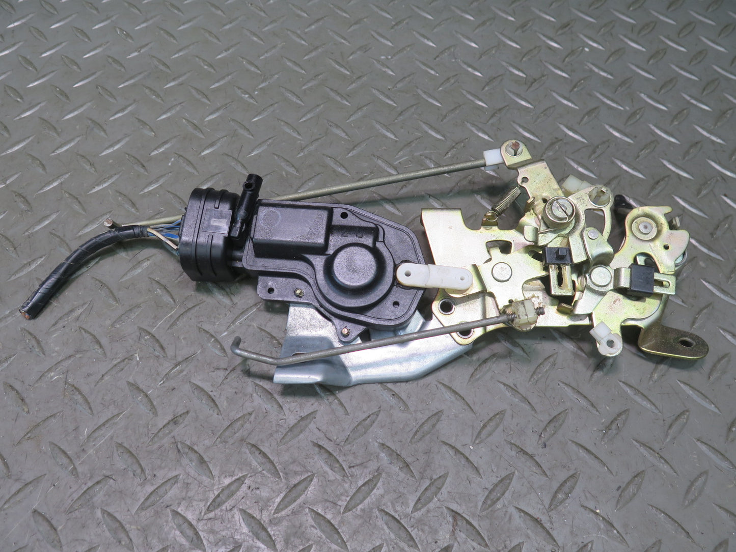 98-02 Lexus UZJ100L LX470 Rear Trunk Lid Glass Back Window Latch Lock Actuator