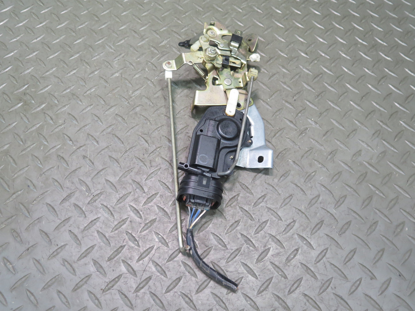 98-02 Lexus UZJ100L LX470 Rear Trunk Lid Glass Back Window Latch Lock Actuator