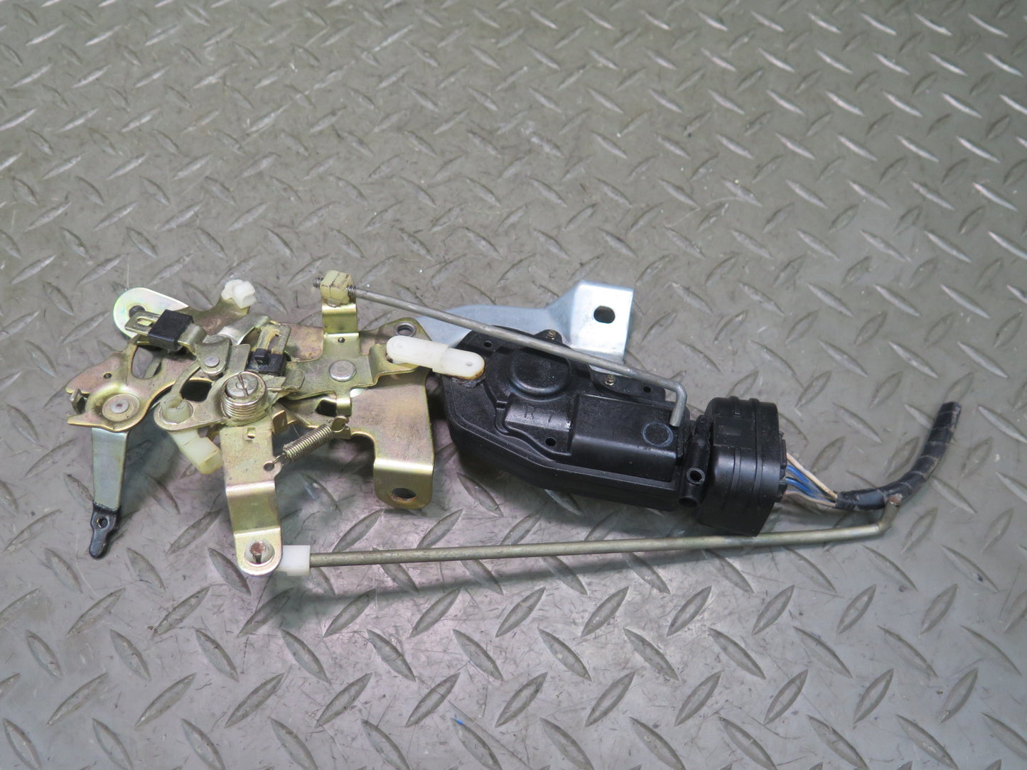 98-02 Lexus UZJ100L LX470 Rear Trunk Lid Glass Back Window Latch Lock Actuator
