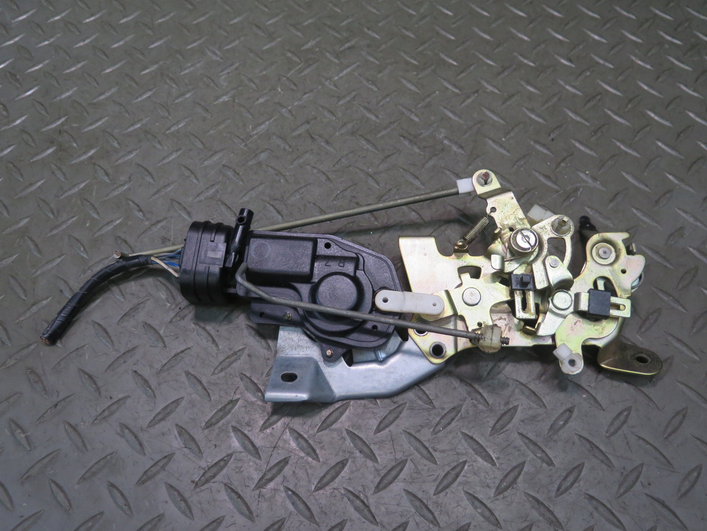 98-02 Lexus UZJ100L LX470 Rear Trunk Lid Glass Back Window Latch Lock Actuator