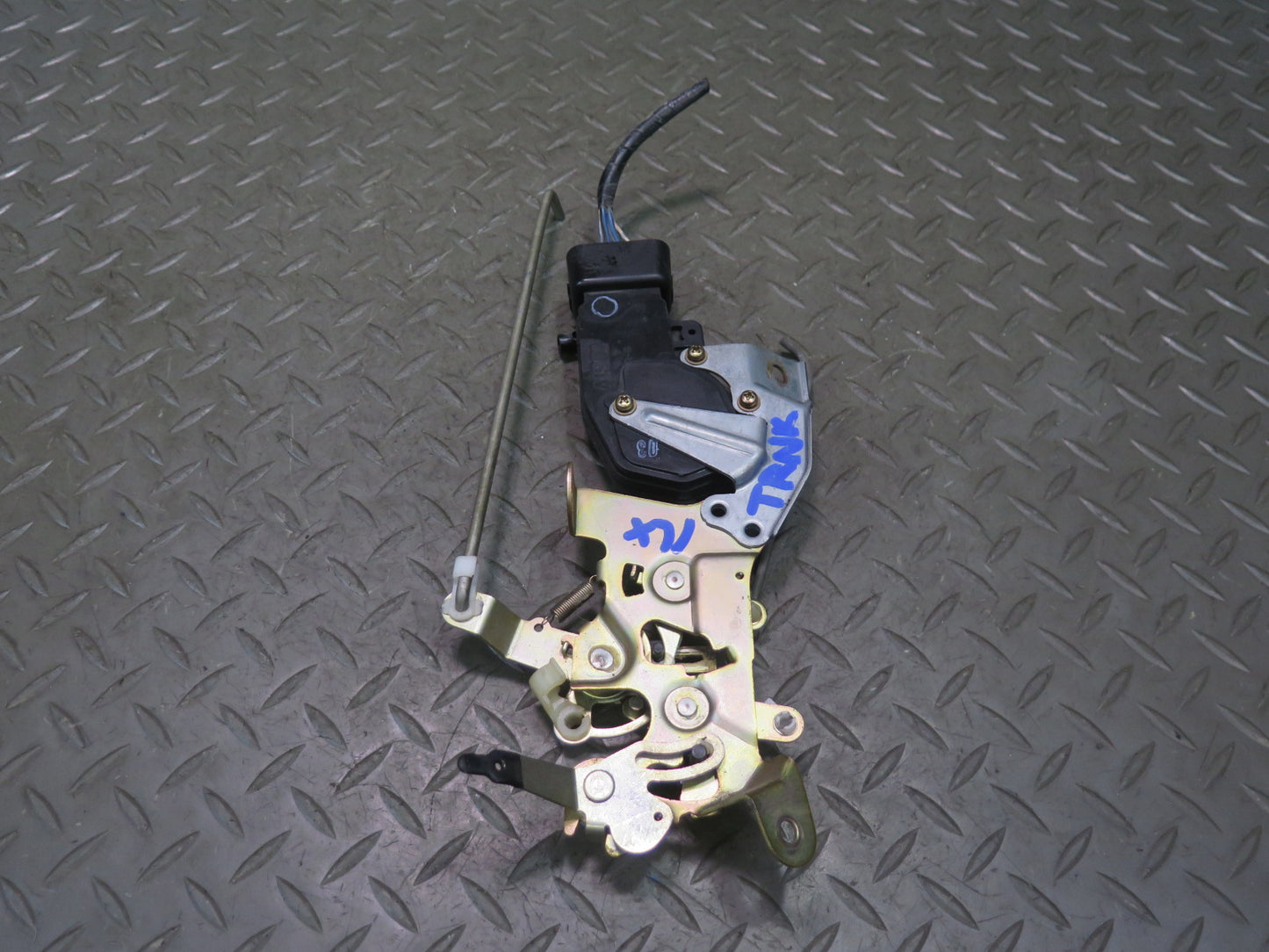 98-02 Lexus UZJ100L LX470 Rear Trunk Lid Glass Back Window Latch Lock Actuator