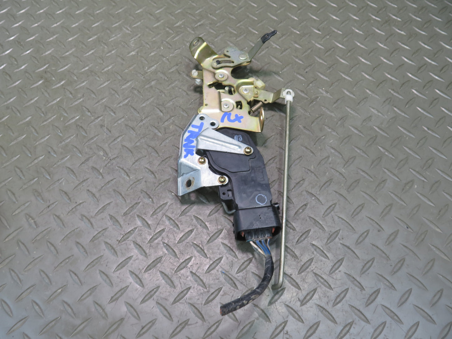 98-02 Lexus UZJ100L LX470 Rear Trunk Lid Glass Back Window Latch Lock Actuator