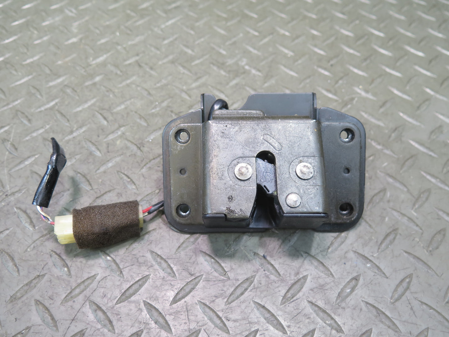 1998-2002 Lexus UZJ100L LX470 Rear Trunk Lid Liftgate Tailgate Upper Lock Latch