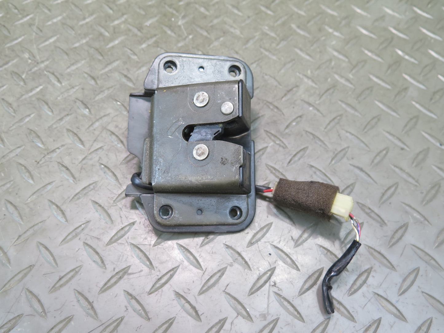 1998-2002 Lexus UZJ100L LX470 Rear Trunk Lid Liftgate Tailgate Upper Lock Latch