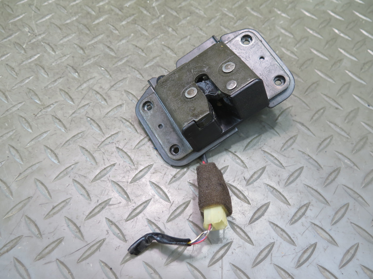 1998-2002 Lexus UZJ100L LX470 Rear Trunk Lid Liftgate Tailgate Upper Lock Latch