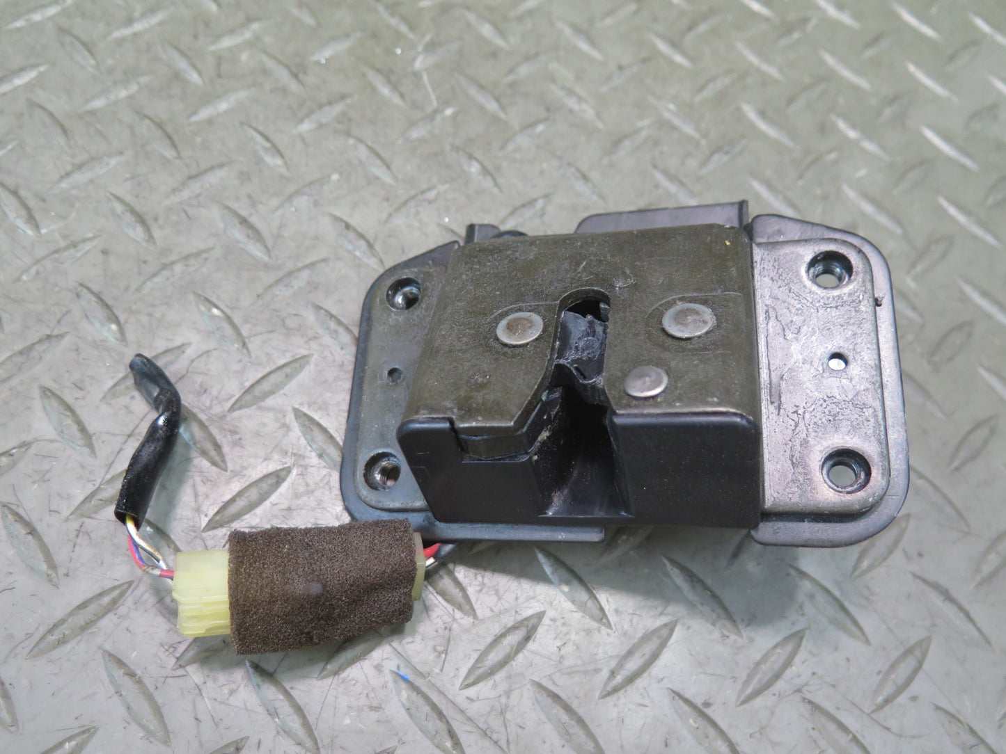 1998-2002 Lexus UZJ100L LX470 Rear Trunk Lid Liftgate Tailgate Upper Lock Latch