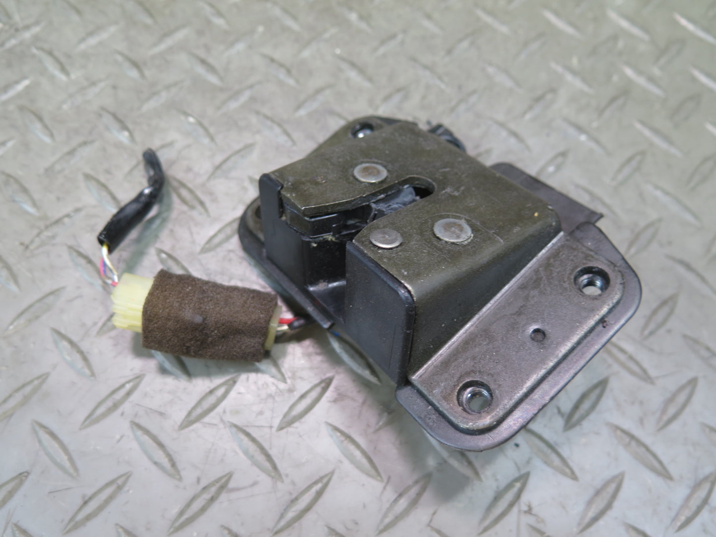 1998-2002 Lexus UZJ100L LX470 Rear Trunk Lid Liftgate Tailgate Upper Lock Latch