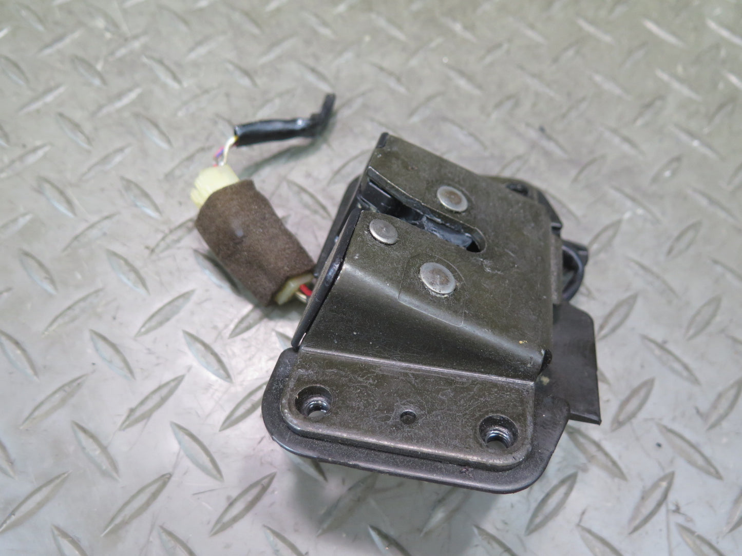 1998-2002 Lexus UZJ100L LX470 Rear Trunk Lid Liftgate Tailgate Upper Lock Latch