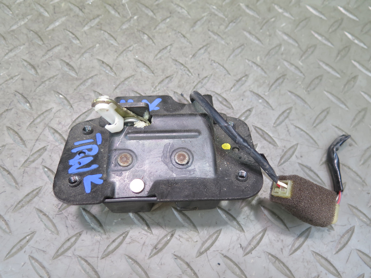 1998-2002 Lexus UZJ100L LX470 Rear Trunk Lid Liftgate Tailgate Upper Lock Latch