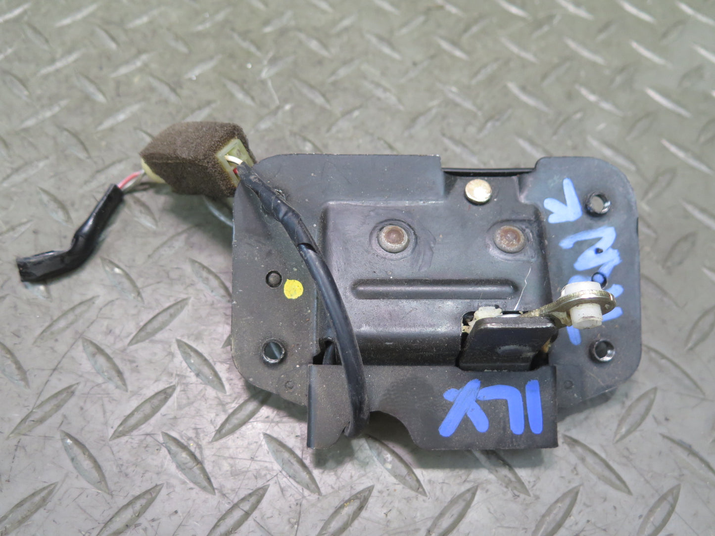 1998-2002 Lexus UZJ100L LX470 Rear Trunk Lid Liftgate Tailgate Upper Lock Latch