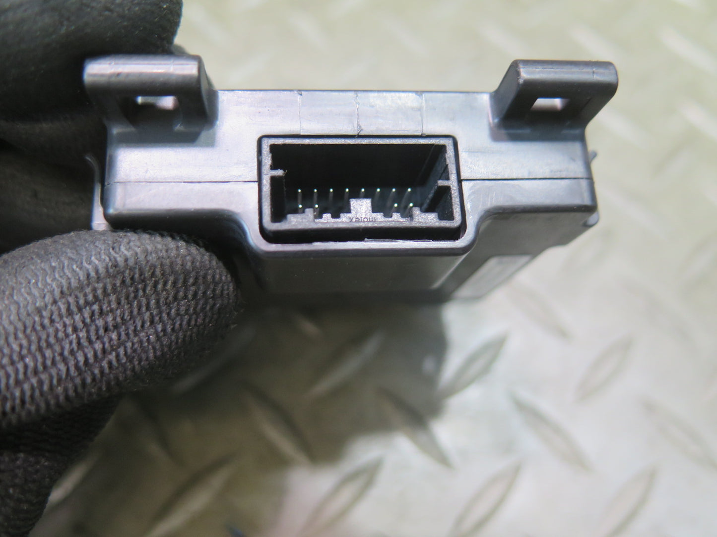 2016-2019 Tesla Model S 75D Front Left Side Door Handle Control Module Unit