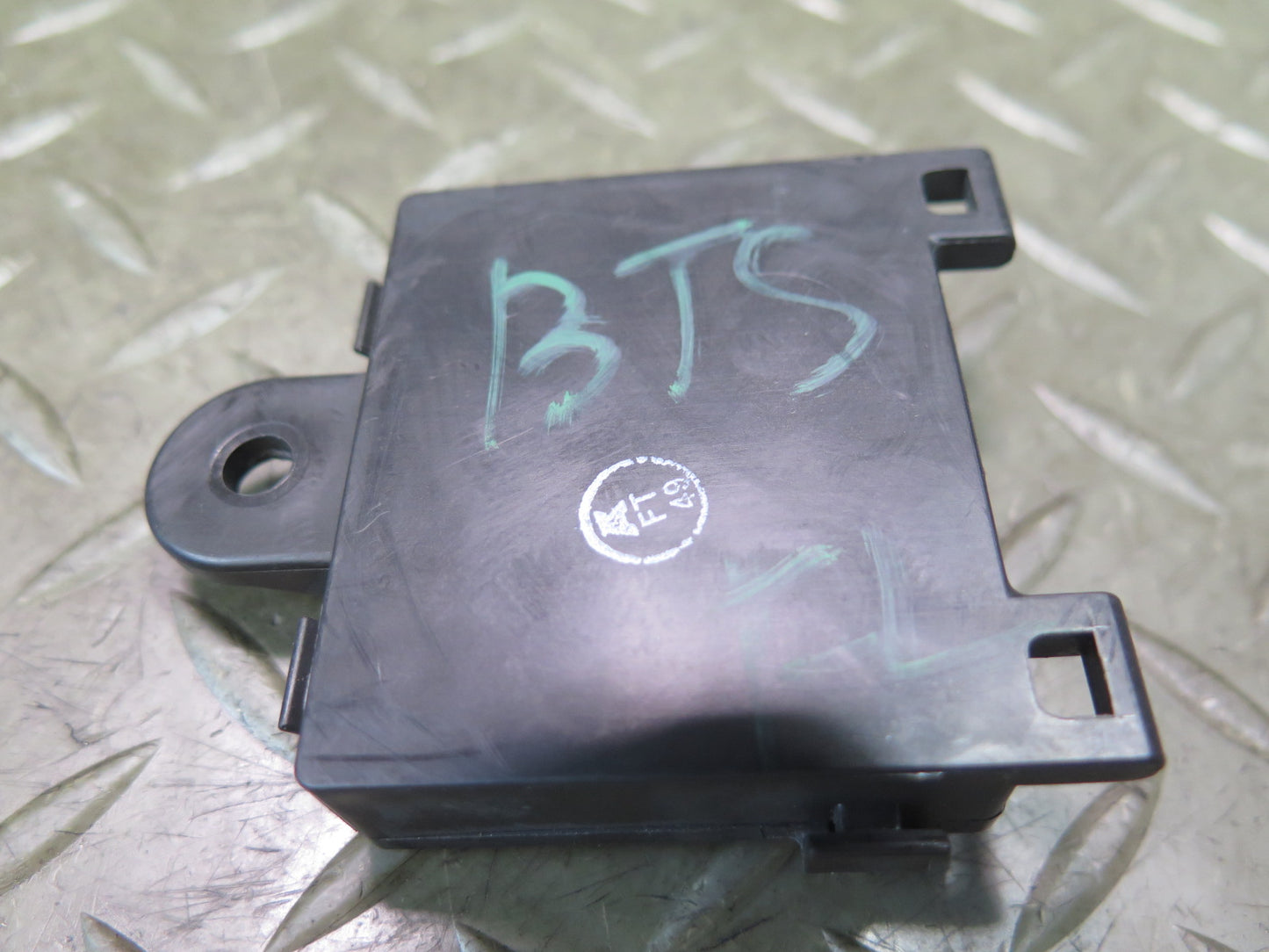 2016-2019 Tesla Model S 75D Front Left Side Door Handle Control Module Unit
