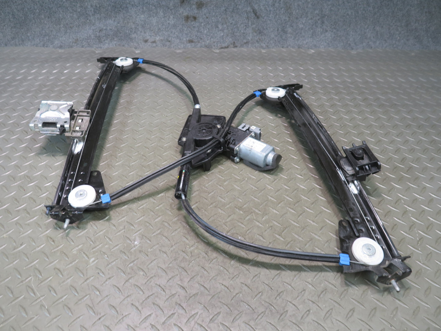 2016-2019 Tesla Model S 75D Front Right Side Power Window Regulator W/ Motor