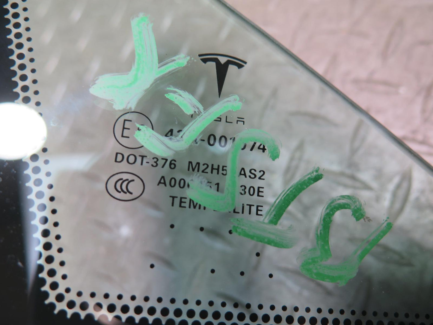 2016-2019 Tesla Model S 75D Front Right Side Door Window Corner Fixed Glass