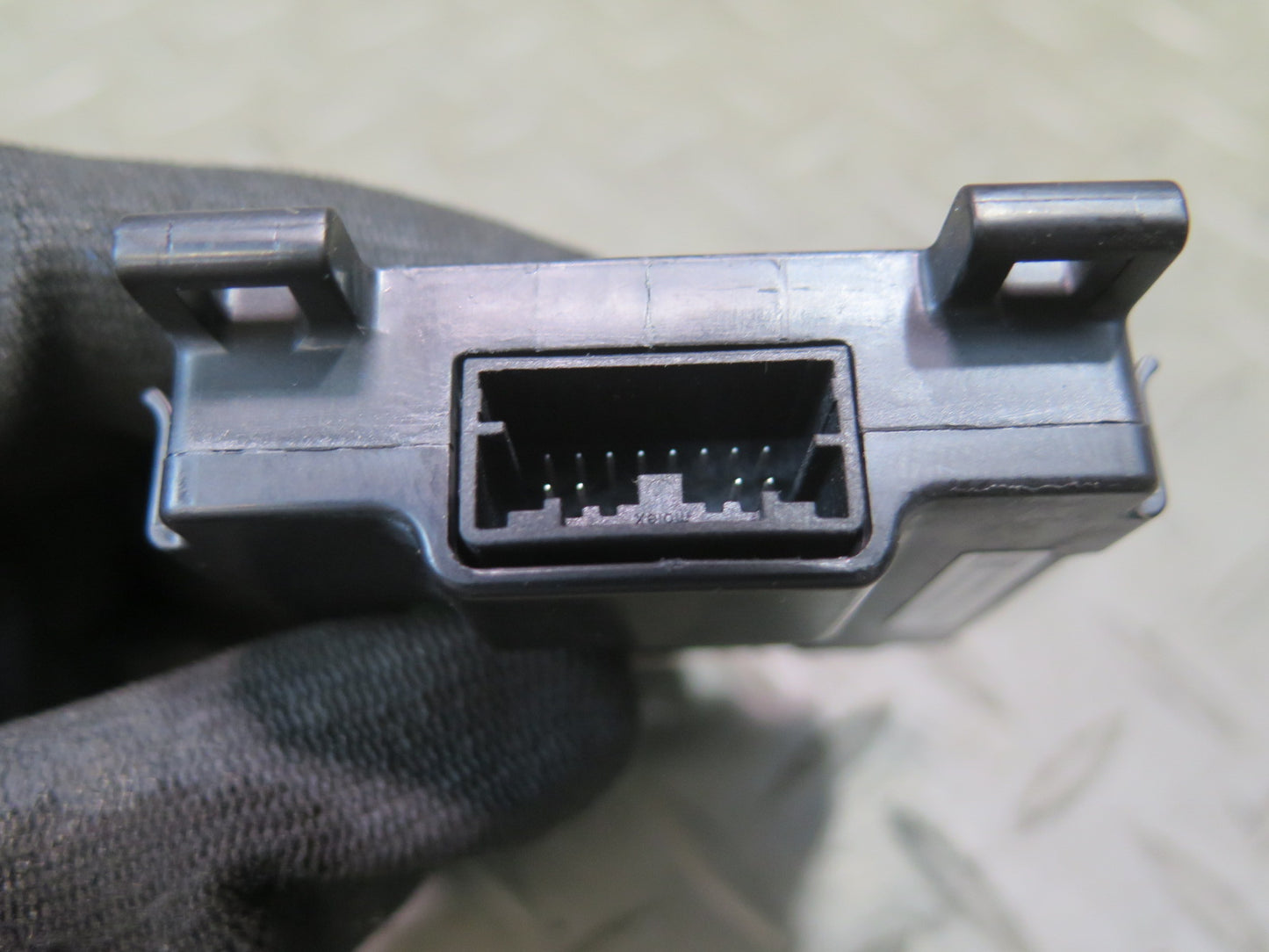 2016-2019 Tesla Model S 75D Front Right Side Door Handle Control Module Unit