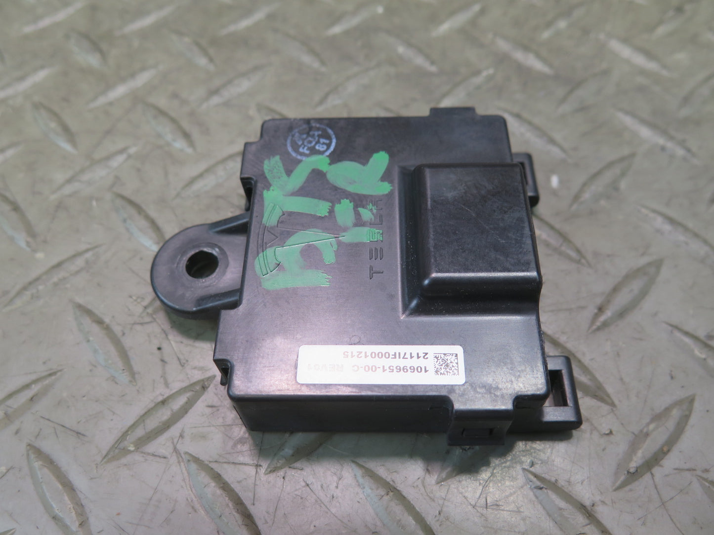 2016-2019 Tesla Model S 75D Front Right Side Door Handle Control Module Unit