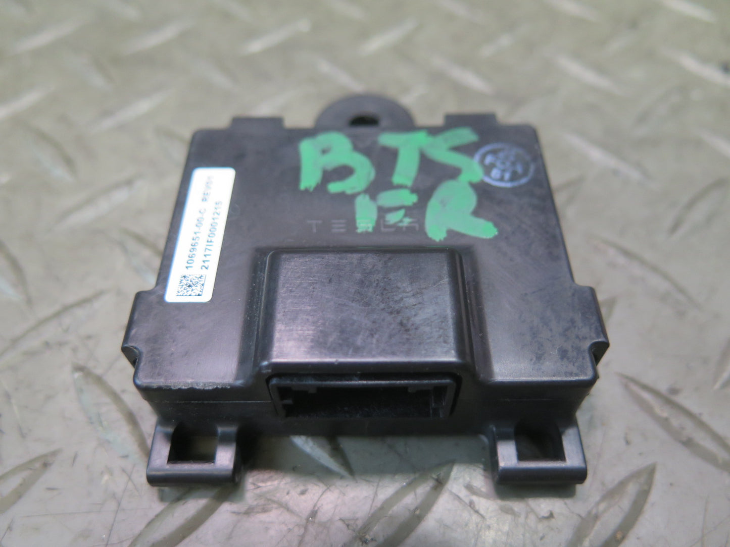 2016-2019 Tesla Model S 75D Front Right Side Door Handle Control Module Unit
