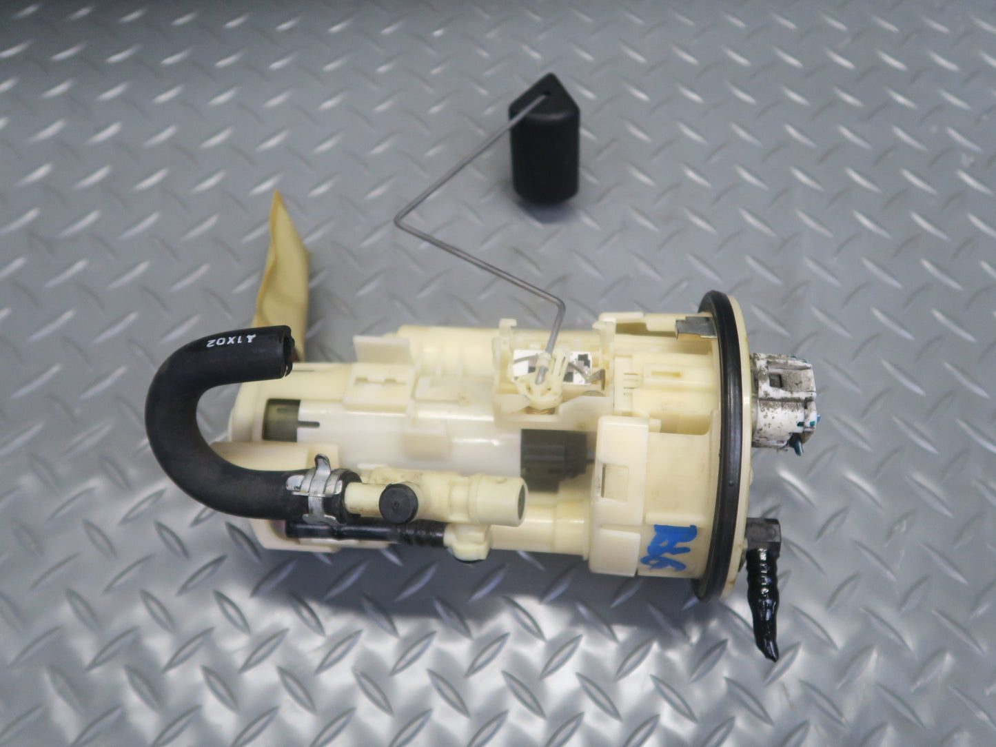 01-05 Lexus UZS160 GS430 4.3L Fuel Pump Sending Unit 77020-30120 OEM