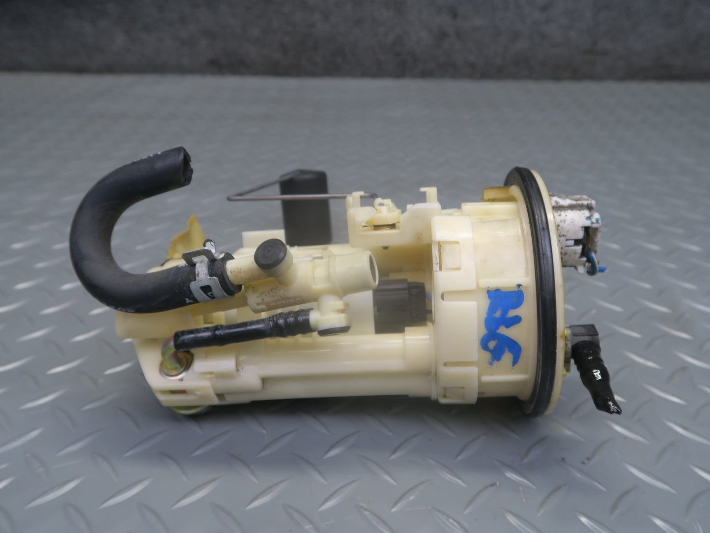 01-05 Lexus UZS160 GS430 4.3L Fuel Pump Sending Unit 77020-30120 OEM