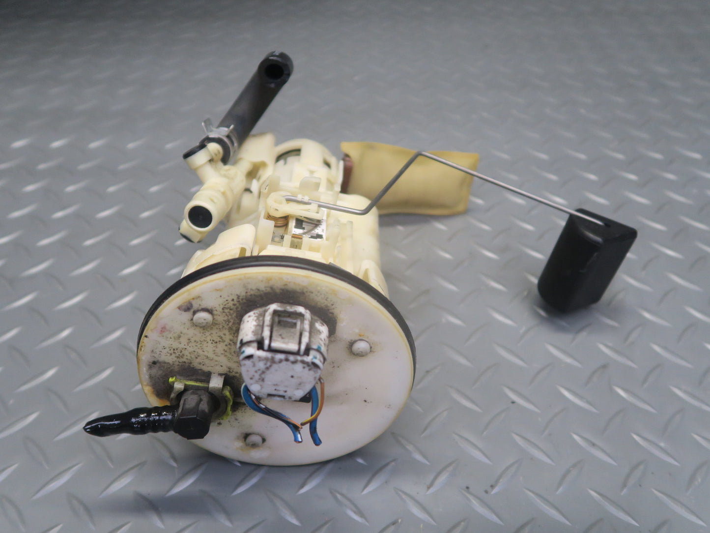 01-05 Lexus UZS160 GS430 4.3L Fuel Pump Sending Unit 77020-30120 OEM