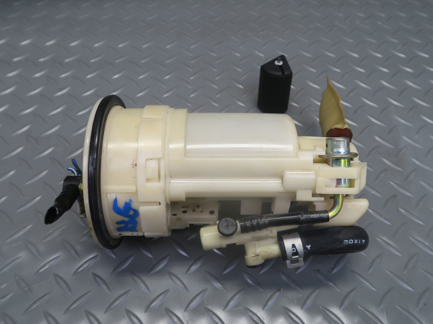 01-05 Lexus UZS160 GS430 4.3L Fuel Pump Sending Unit 77020-30120 OEM