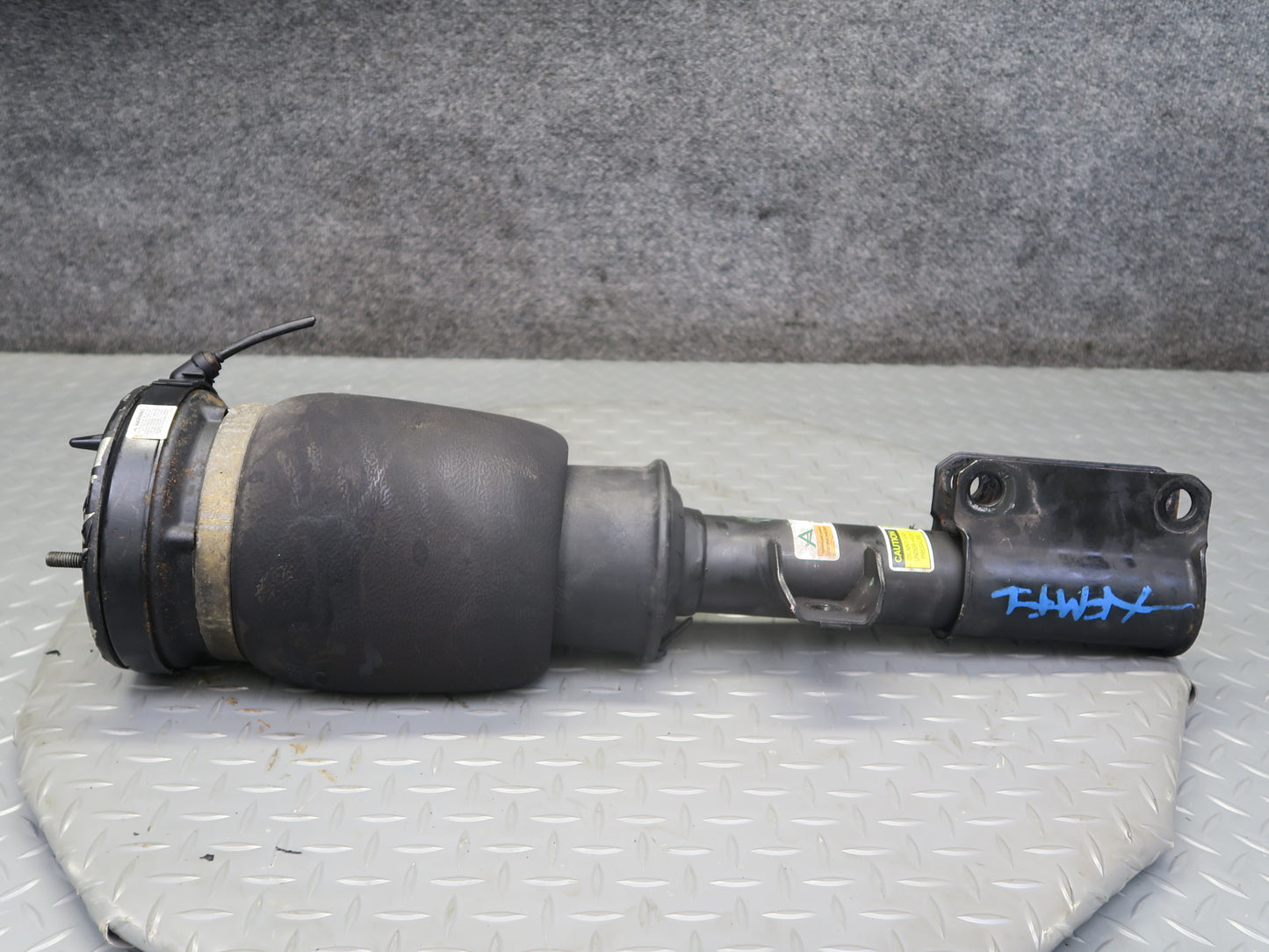 03-06 BMW E53 X5 AWD Front Left Air Strut Shock Absorber Arnott AS-2306