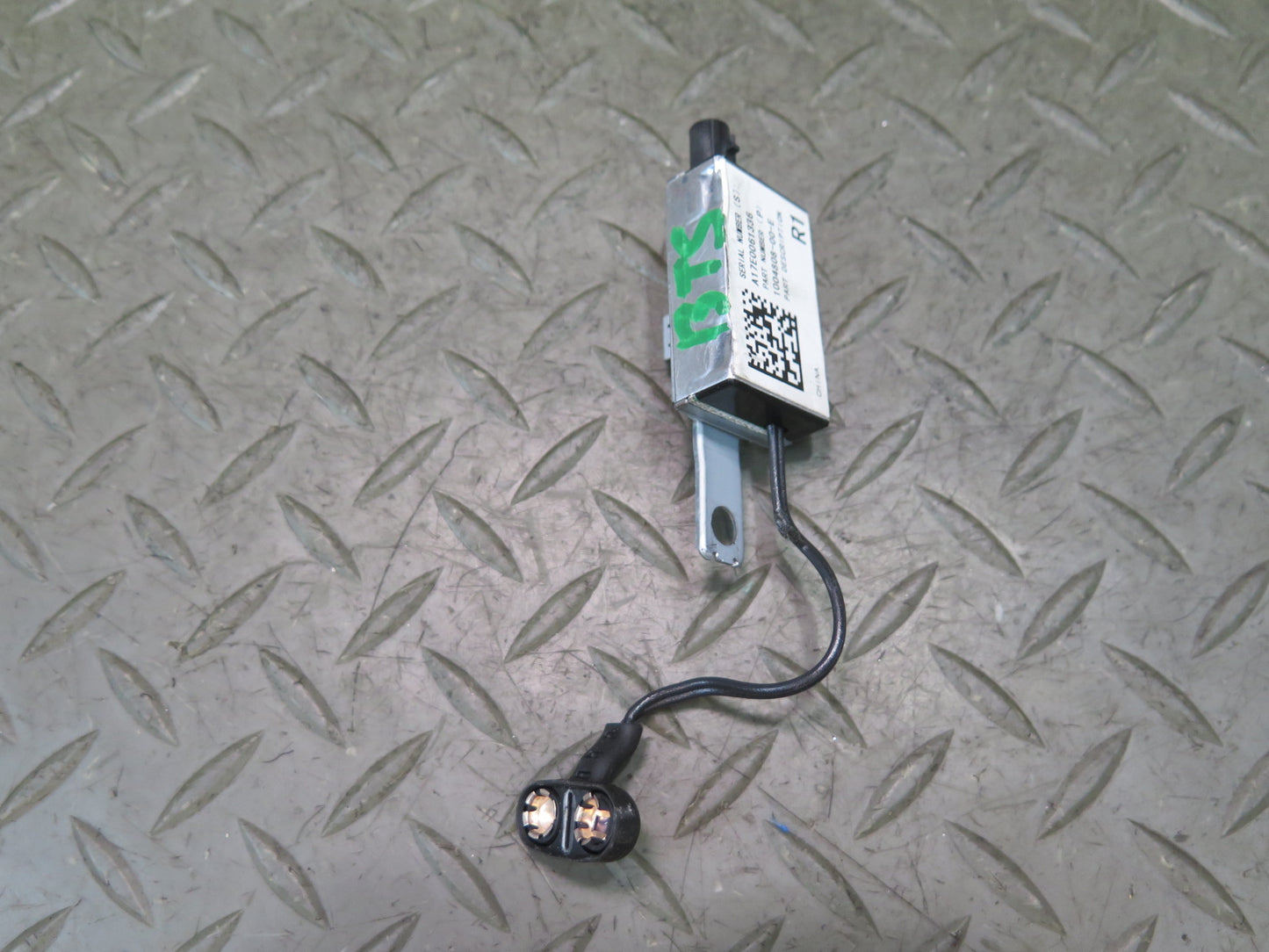 2016-2019 Tesla Model S 75D Rear Right Side Radio Antenna Amplifier Module Unit