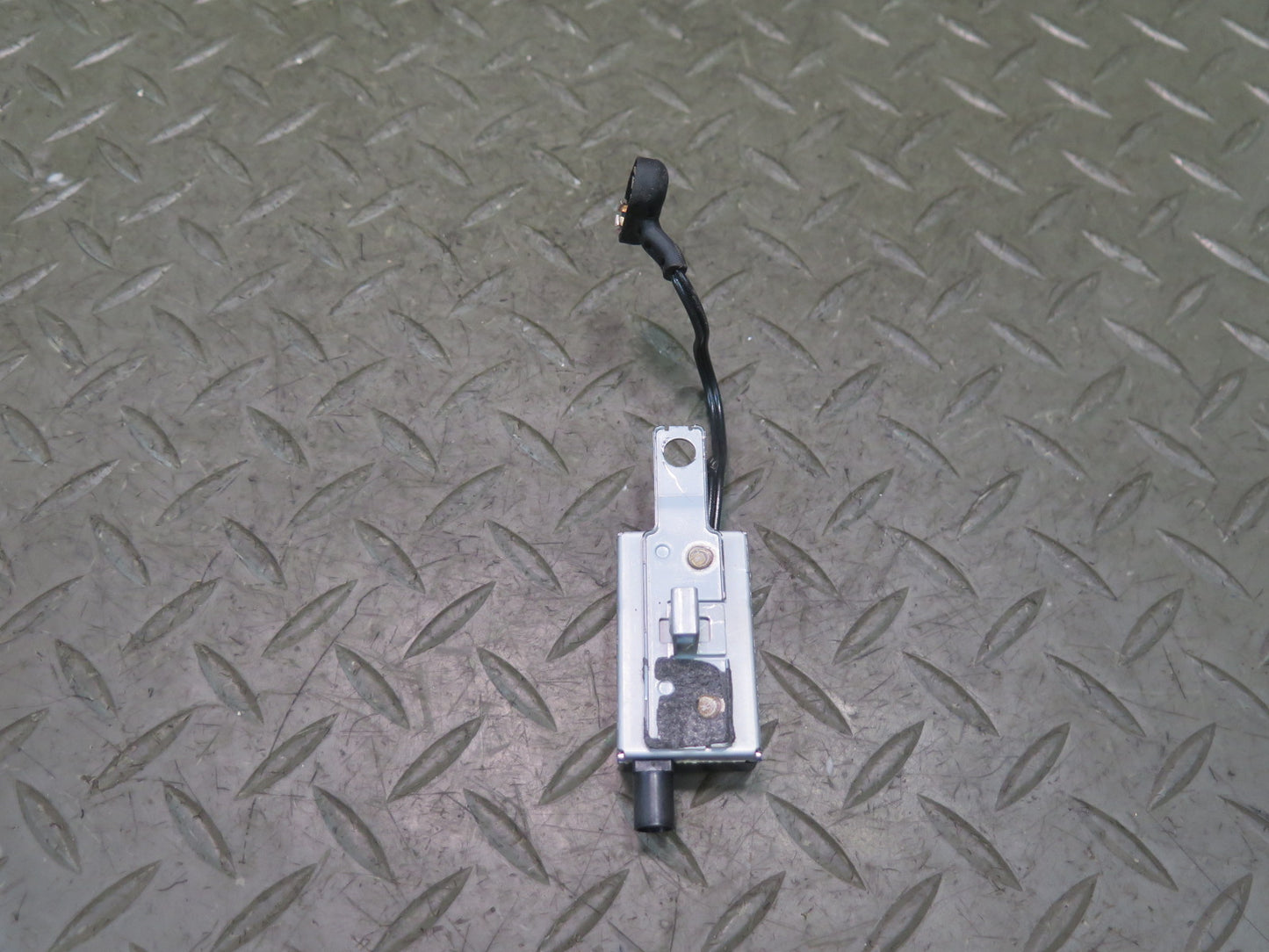 2016-2019 Tesla Model S 75D Rear Right Side Radio Antenna Amplifier Module Unit