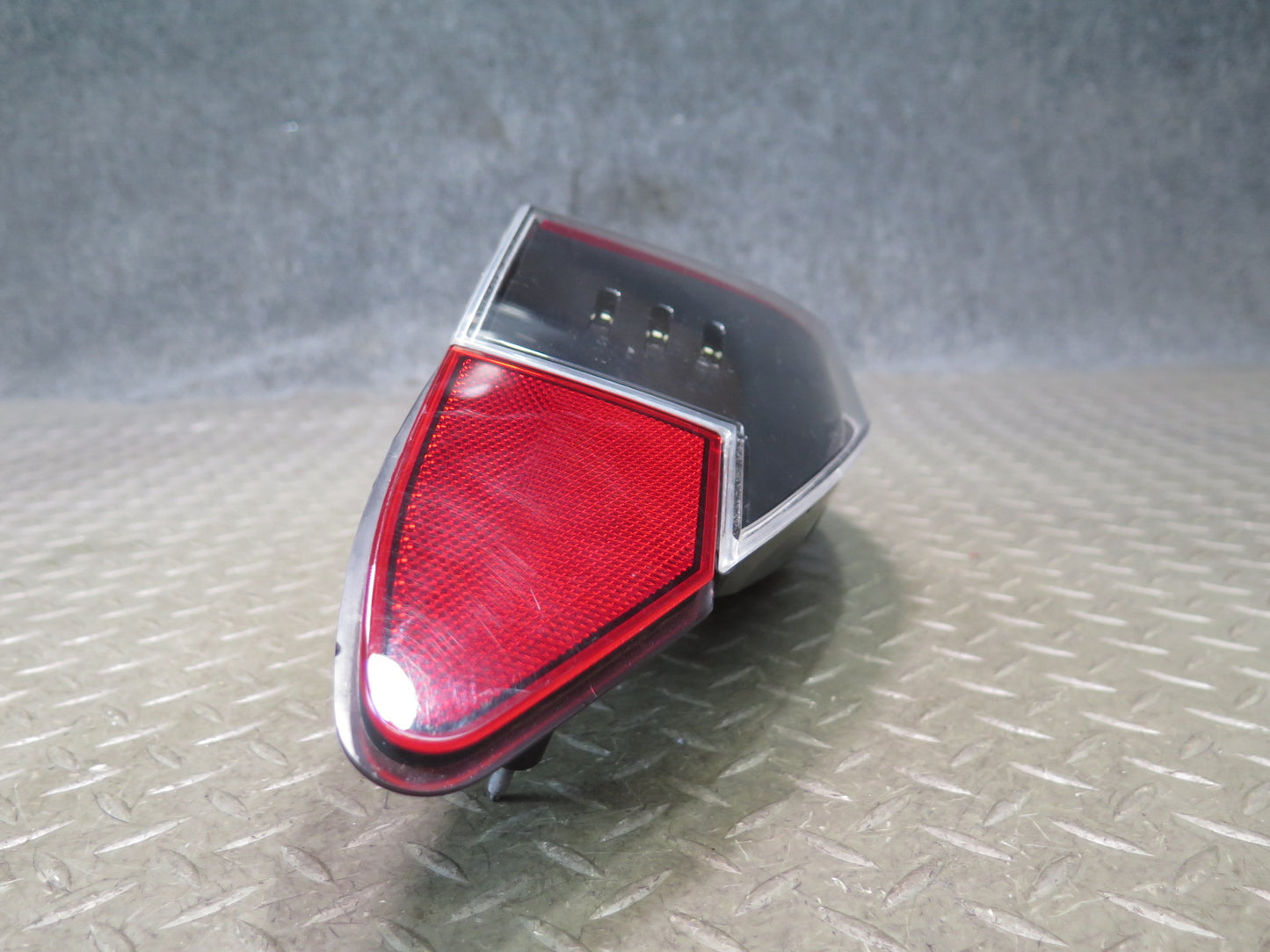 2016-2019 Tesla Model S 75D Rear Right Pass Side Outer Tail Light Lamp