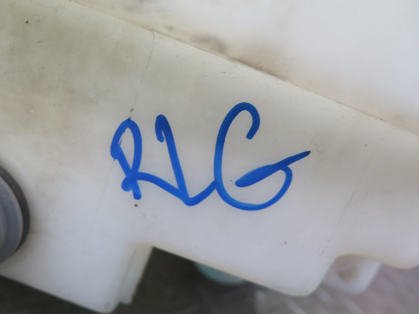 01-05 Lexus GS300 GS400 GS430 Windshield Washer Fluid Reservoir Tank w Pump OEM