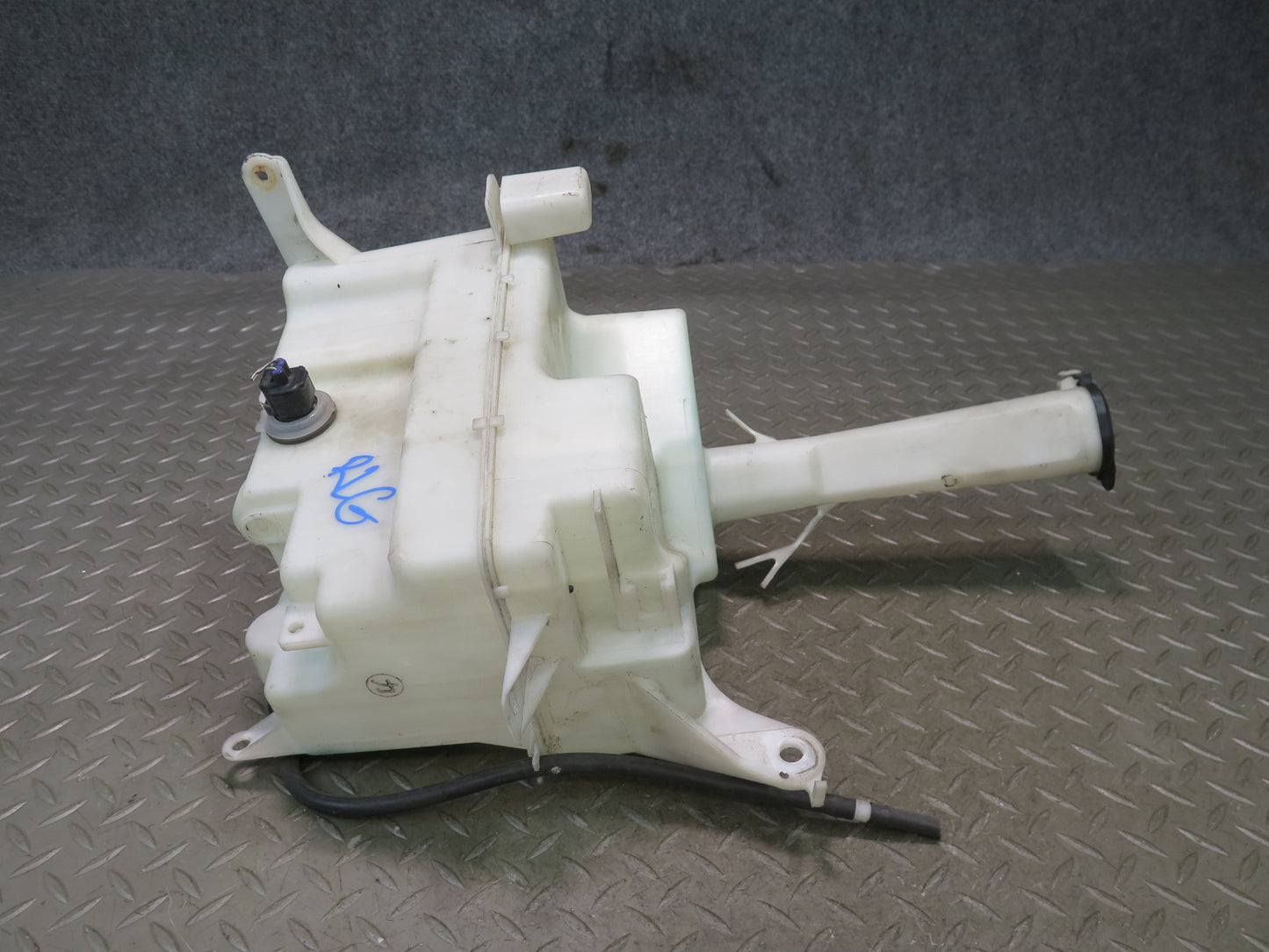 01-05 Lexus GS300 GS400 GS430 Windshield Washer Fluid Reservoir Tank w Pump OEM