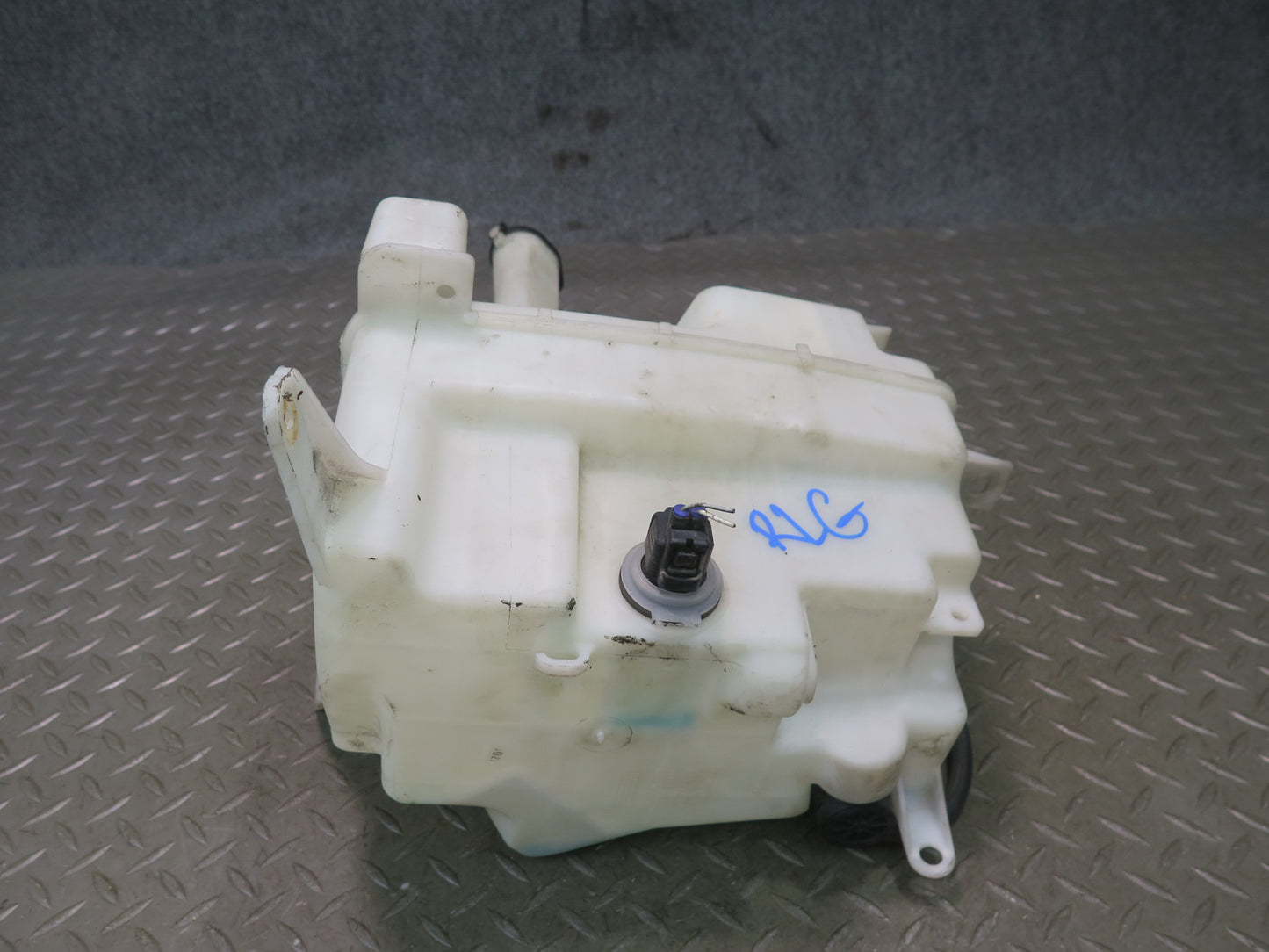 01-05 Lexus GS300 GS400 GS430 Windshield Washer Fluid Reservoir Tank w Pump OEM