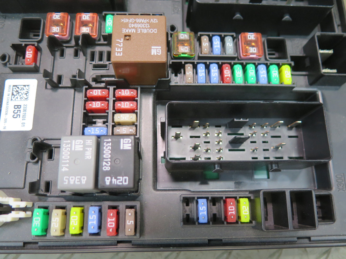 16-19 Chevrolet Corvette C7 Power Distribution Fuse Relay Box 23301924 OEM