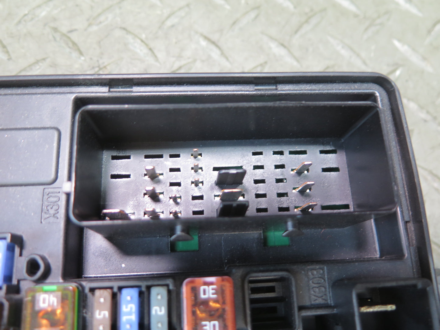16-19 Chevrolet Corvette C7 Power Distribution Fuse Relay Box 23301924 OEM
