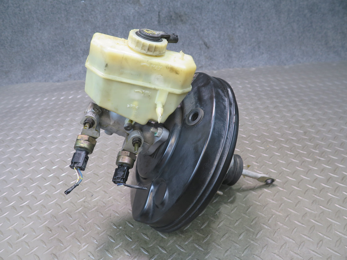 01-06 BMW E46 330Ci Brake Master Cylinder Booster Fluid Reservoir OEM