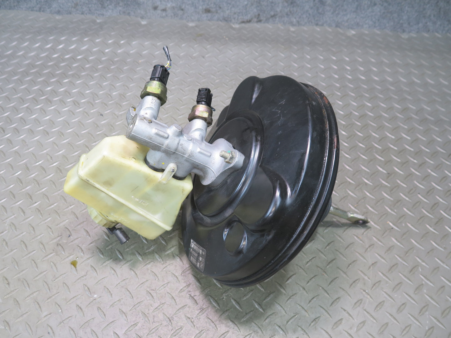 01-06 BMW E46 330Ci Brake Master Cylinder Booster Fluid Reservoir OEM