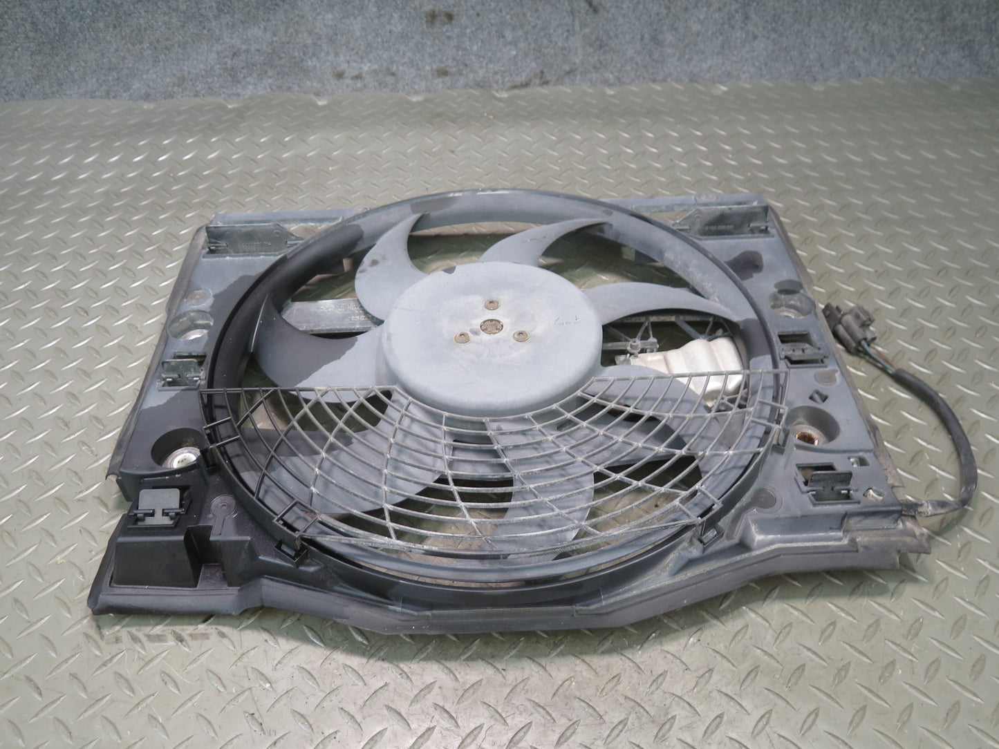 01-06 BMW E46 330i 330Ci M54 A/T Engine Cooling Fan Motor Shroud OEM