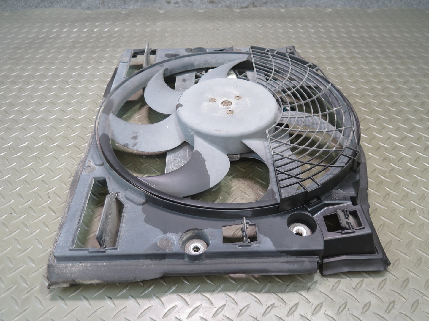 01-06 BMW E46 330i 330Ci M54 A/T Engine Cooling Fan Motor Shroud OEM