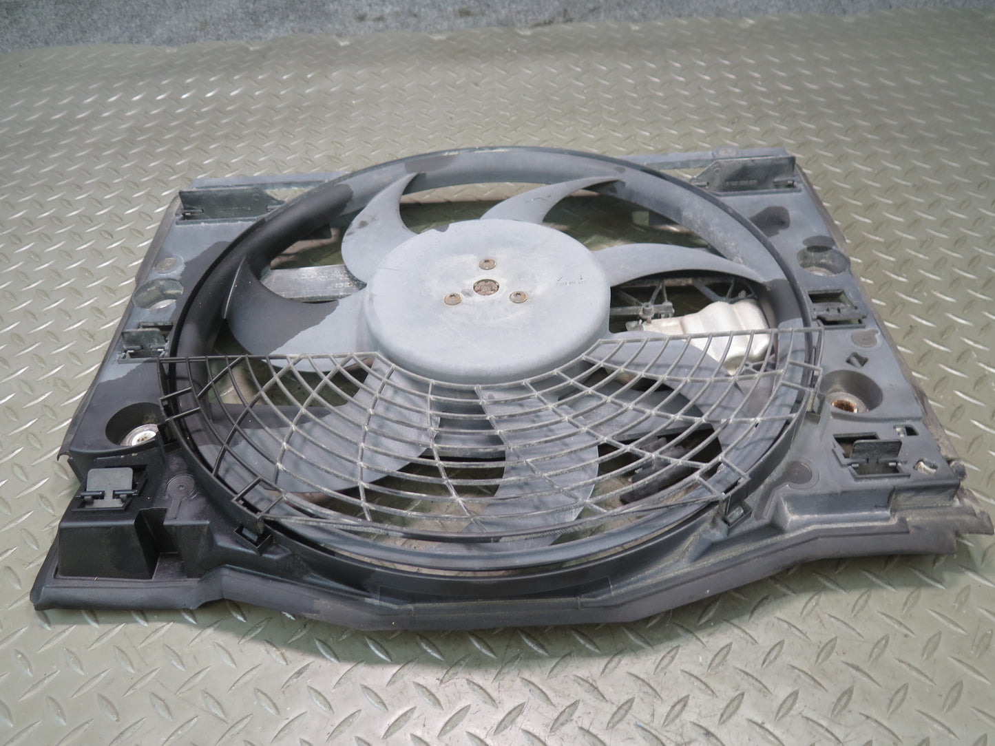 01-06 BMW E46 330i 330Ci M54 A/T Engine Cooling Fan Motor Shroud OEM