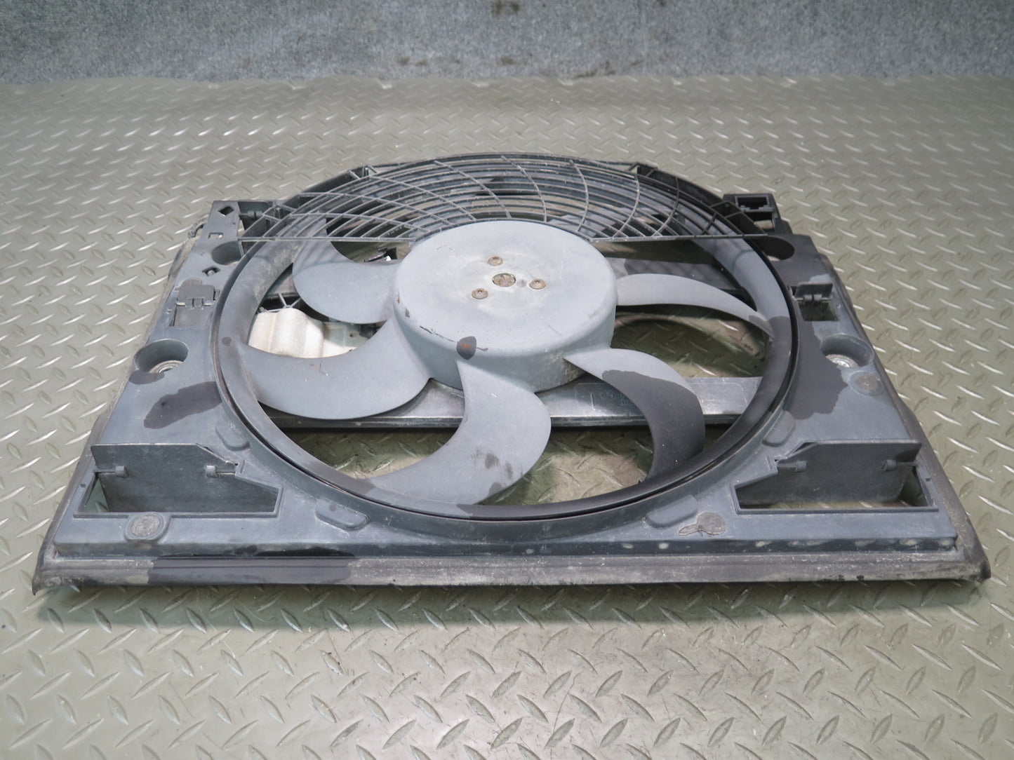 01-06 BMW E46 330i 330Ci M54 A/T Engine Cooling Fan Motor Shroud OEM