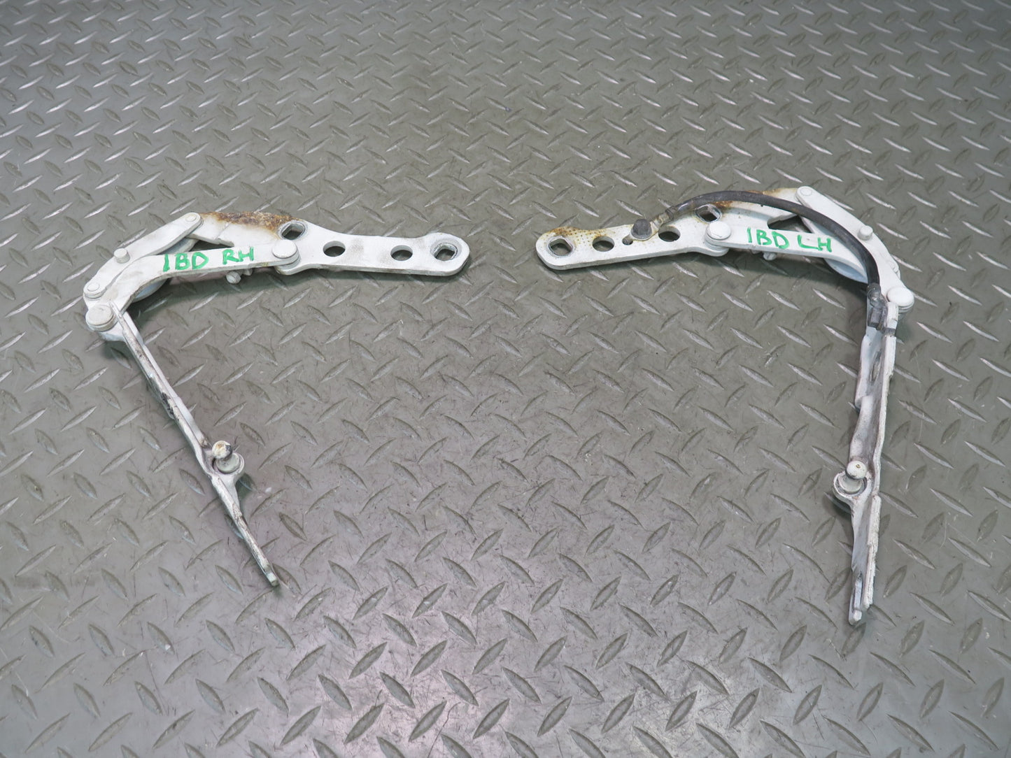 01-06 BMW E46 330Ci Set of 2 Front Left & Right Side Hood Hinge White OEM